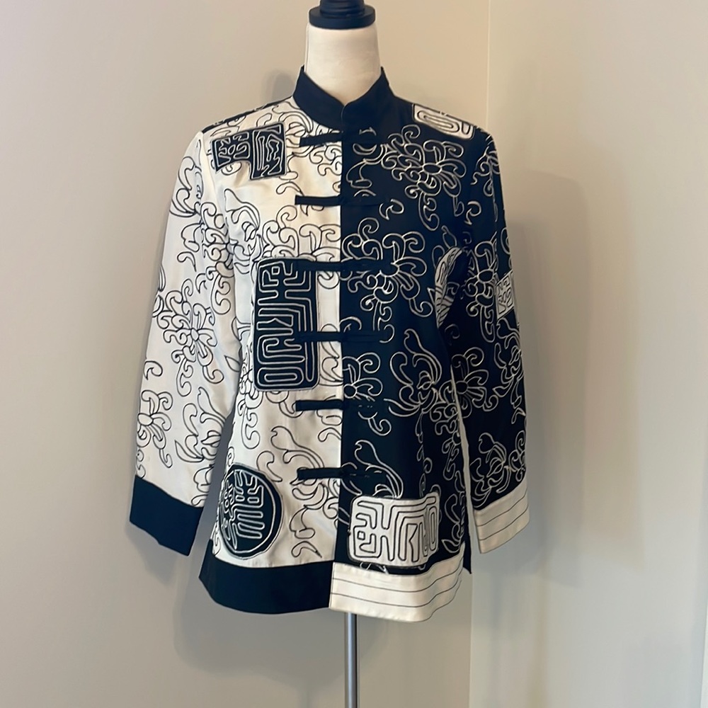 Chico’s Black and white long sleeve kimono style jacket